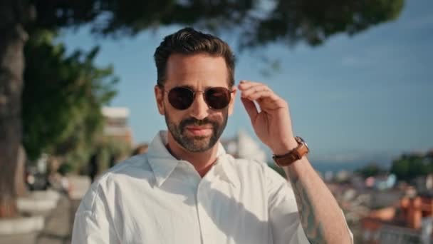 Portré Mosolygó Spanyol Férfi Aki Napszemüveget Vesz Csak Napos Nézőponton — Stock videók