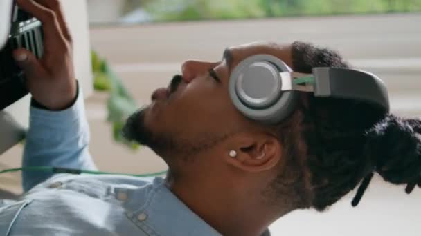Focado Tocando Música Remotamente Vertical Closeup Afro Americano Headphones Homem — Vídeo de Stock