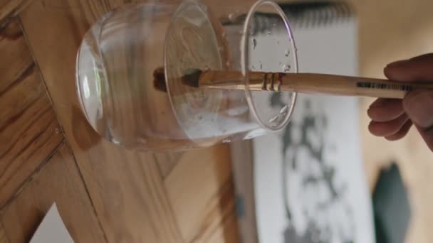 Homem Mãos Pincel Limpo Chão Vidro Água Fecho Vertical Artista — Vídeo de Stock