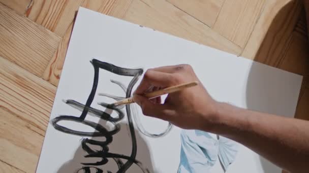 Kunstenaar Handen Schilderen Papier Licht Bovenaanzicht Verticaal Geschoten Bruine Huid — Stockvideo