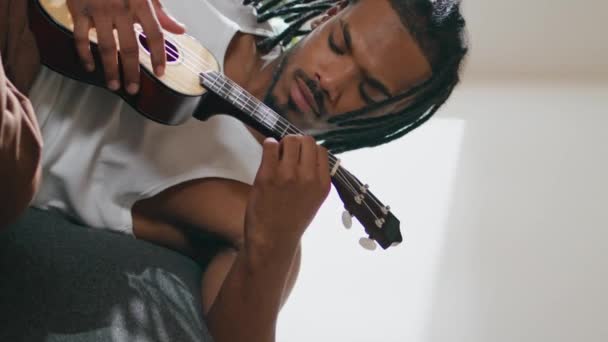 Фокусный Музыкант Играющий Гитаре Вертикально Современный Человек Прикасается Струнам Укулеле — стоковое видео