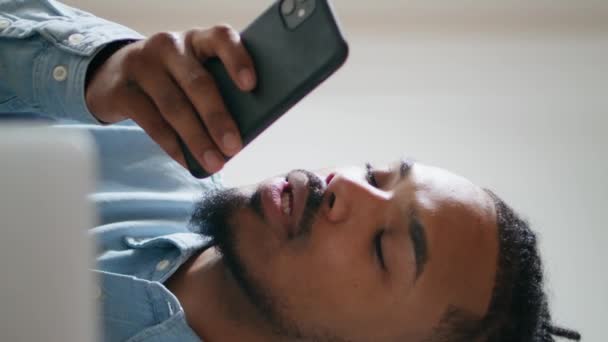 黑头发商人在家里直讲电话扬声器 聪明的男人用智能手机记录语音信息 结束谈话的非裔美国人在灯火管制处拿起手机 — 图库视频影像