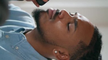 Ciddi bir adam hücreye dikey yakın çekim yapıyor. Modern iş adamı sesli mesaj kaydediyor. Afrikalı Amerikalı serbest yazar evde telefon görüşmesi yapıyor. Hoparlörden konuşan akıllı adam akıllı telefon konuşmasını bitiriyor.