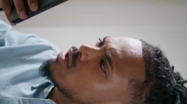 Endişeli iş adamı cep telefonunun ev telefonunu dikey olarak kapatıyor. Sinirli siyah saçlı adam cep telefonundan kötü haberler okuyor. Üzgün Afro-Amerikalı bir adam e-posta aldığı için üzgün. Serbest konsept 