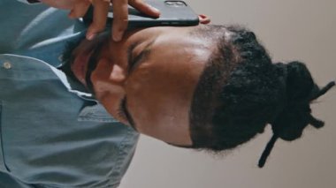 Kendine güvenen işadamı cep telefonuyla dikey portre çiziyor. Serbest çalışan birinin cep telefonuyla yaptığı konuşmaları da kapsıyor. Tecrübeli bir adam akıllı telefonu evden arıyor. Afrikalı Amerikalı adam tek başına konuşuyor. 