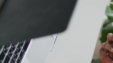 Odaklanmış işadamı ofisteki cep telefonunu kapatıyor. Dikey genç adam evden gelen telefona cevap veriyor. Akıllı telefon kullanan tıraşsız Afrikalı Amerikalı adam. Dizüstü bilgisayarda oturan modern serbest yazar