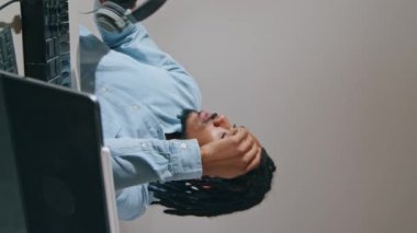 Serbest çalışan adam kulaklıklarını dikey olarak çıkarıyor. Yorgun müzik yapımcısı rahat bir dairede oturmuş kafa yoruyor. Afrikalı Amerikalı aranjör rahatlama stüdyosunu bitirdi. Hobi mesleği kavramı