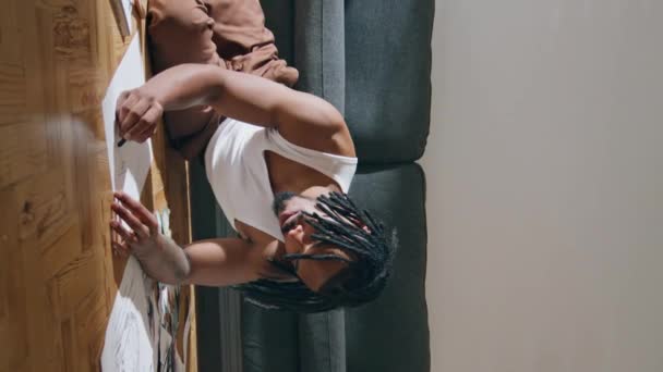 Quadro Pintura Estudantil Focado Sofá Vertical Interior Homem Afro Americano — Vídeo de Stock