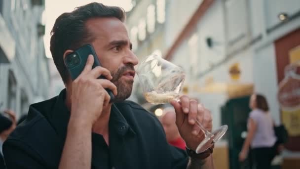 Wściekły Macho Sączący Alkohol Dzwoniący Ulicznej Kawiarni Hiszpan Średnim Wieku — Wideo stockowe
