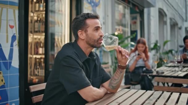 西班牙裔男子在露天咖啡馆的特写镜头里喝着酒杯 有胡子的家伙喝着酒精饮料在街上的餐馆度假 放松游客尝试葡萄饮料 缓慢生活的概念 — 图库视频影像