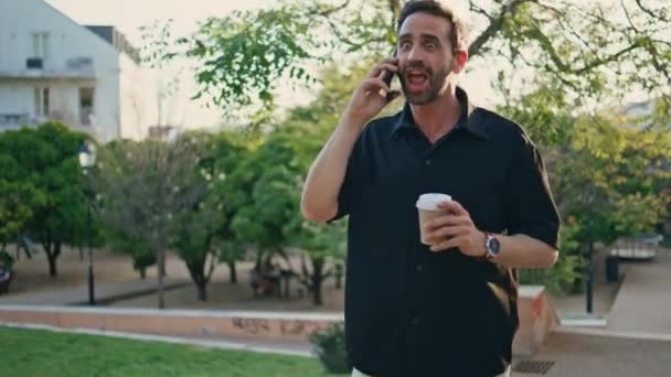 Spannende Man Praat Smartphone Bellen Slenteren Steeg Close Emotionele Latijns — Stockvideo