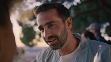 İtalyan erkek, akşam romantik buluşmasında tanımadığı bir kadınla konuşuyor. Sakallı maço, elinde şarap kadehiyle günbatımında flört ediyor. Tasasız arkadaşlar haftasonunu yeşillikte konuşarak geçirirler.