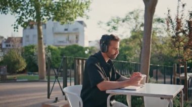 Kablosuz kulaklıklarda favori müzikten hoşlanan ilham almış bir adam. Şehir caddesini kapatıyor. İtalyan serbest yazar Summer Hill 'de akıllı telefon tutarak ritmik şarkı dinliyor. Esmer adam cep telefonu kullanıyor.