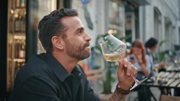Vousáč Ochutnává Sklenici Vína Restauraci Otevřeném Prostranství Hispánec Vychutnává Alkoholický — Stock video