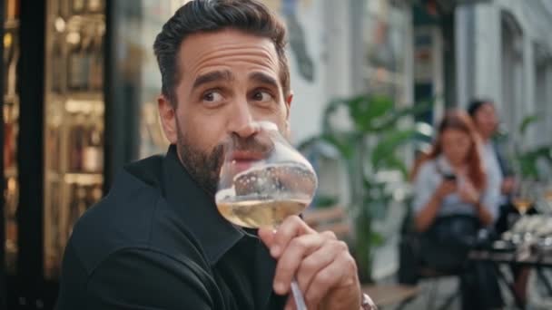Muž Model Těší Alkohol Letní Kavárně Baru Zblízka Usmívající Vousatý — Stock video