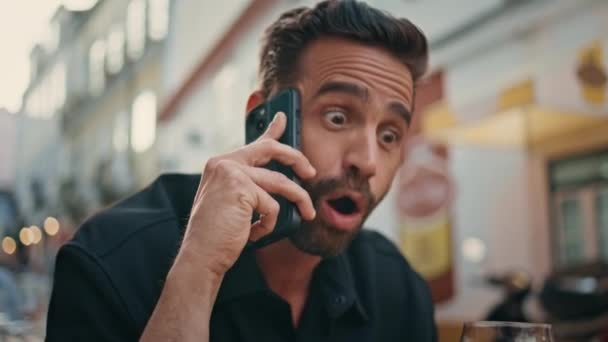 Emocionální Muž Křičící Smartphone Při Prohlídce Města Nervózní Džentlmen Který — Stock video