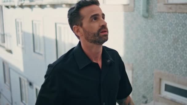 Španělský Turista Kráčí Schodech Úzkých Uličkách Bruneta Opáleného Muže Baví — Stock video