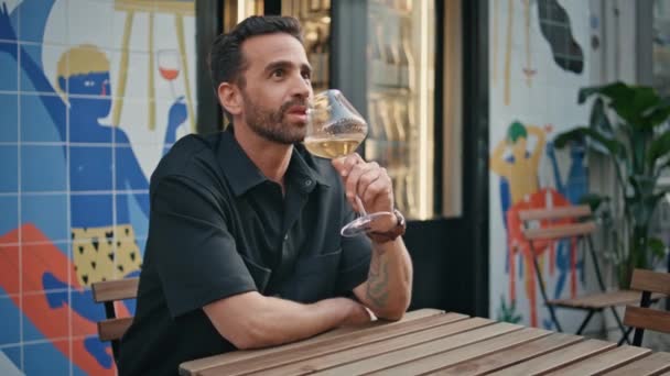 Turista Italiano Beber Copo Vinho Café Urbano Close Homem Calmo — Vídeo de Stock