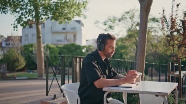 Hombre Inspirado Disfrutando Música Favorita Los Auriculares Inalámbricos Sentados Calle — Vídeos de Stock