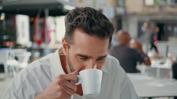 Bedachtzame Zakenman Die Koffie Drinkt Stedelijke Cafetaria Close Ontspannen Man — Stockvideo