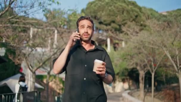 Turista Hispano Hablando Celular Caminando Parque Primer Plano Hombre Excitado — Vídeo de stock