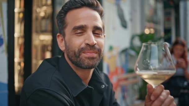 Retrato Quente Macho Beber Vinho Bar Rua Closeup Sorrindo Positivo — Vídeo de Stock