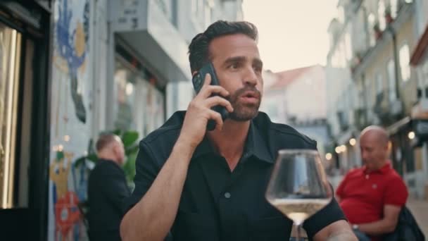 Hombre Nervioso Discutiendo Llamada Teléfono Móvil Primer Café Urbano Jefe — Vídeos de Stock