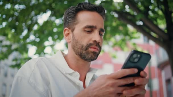 Hombre Negocios Hispano Enviando Mensajes Texto Teléfono Móvil Terraza Cafetería — Vídeo de stock