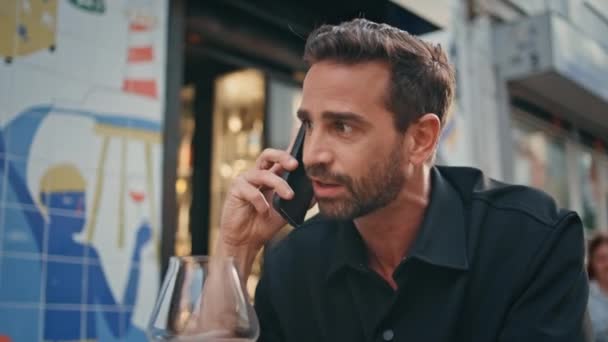 Irritierter Geschäftsmann Telefoniert Mit Dem Handy Der Straßenbar Wütender Wutbürger — Stockvideo