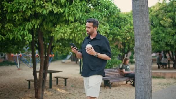Итальянский Фрилансер Звонит Мобильный Телефон Гуляет Зеленой Аллее Сосредоточенный Мужчина — стоковое видео