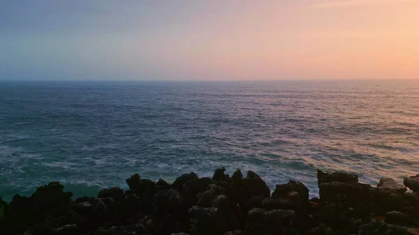 어두운 평온한 끝없는 바다와 조용한 아름다운 찢어지는 표면에 어두운 슬로우 — 스톡 사진