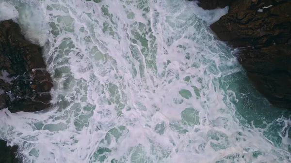 Das Schäumende Meerwasser Sprudelt Superzeitlupe Zwischen Dunklen Küstenfelsen Aus Der — Stockfoto