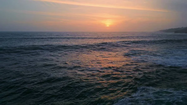Spectaculaire Horizon Marin Soir Avec Coucher Soleil Doré Ciel Nuageux — Photo