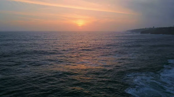 Вечером Малооблачная Летняя Погода Живописный Мощный Океан Плывущий Золотым Закатом — стоковое фото