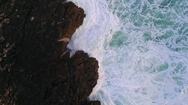 Potężna Piana Morska Rozpryskująca Się Niebezpiecznych Skałach Wulkanicznych Super Powolny — Zdjęcie stockowe