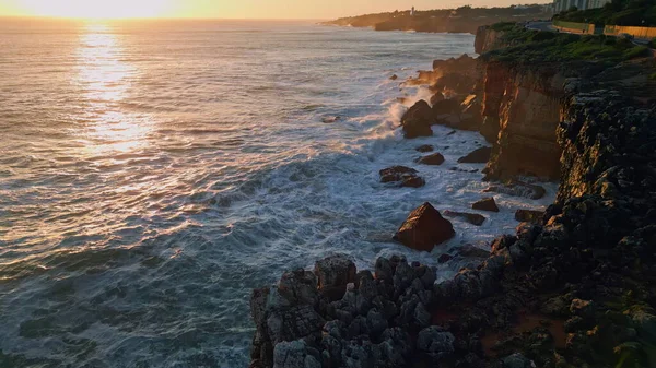 Atemberaubender Sonnenuntergangshimmel Über Schäumenden Meereswellen Die Die Felsige Küste Aus — Stockfoto