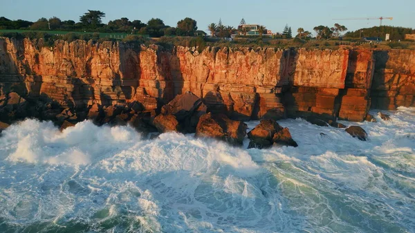 汹涌的海水溅落在岩石海岸的空中 令人叹为观止的海泡波在高海岸悬崖上破浪缓慢运动 黄昏阳光下的崎岖海岸线 — 图库照片