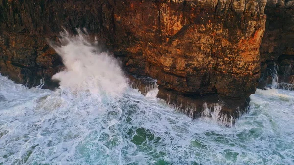 Stormachtige Golven Spatten Tegen Hoge Rotsen Vanuit Lucht Gevaarlijke Oceaan — Stockfoto