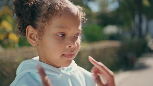 Материнские Руки Касаются Дочернего Лица Заставляя Улыбаться Улице Неизвестная Мама — стоковое видео
