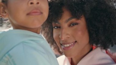 Anne kızı kameraya bakıyor. Kapıda gülümsüyor. Mutlu Afro-Amerikan kadın portresi. Güneşli doğada sevimli küçük bir kızla poz veriyor. Neşeli aile birlikte yaz haftasonunun tadını çıkarıyor..