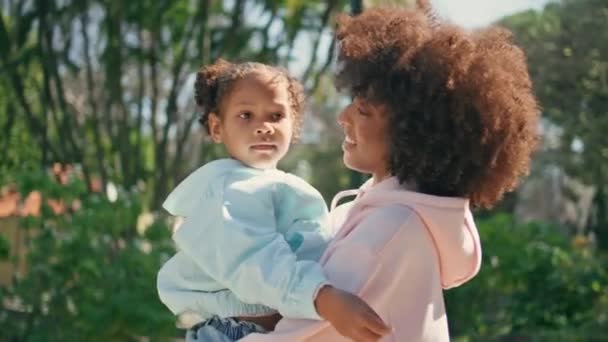 Anak Duduk Ibu Menikmati Akhir Pekan Berjalan Taman Hijau Cerah — Stok Video