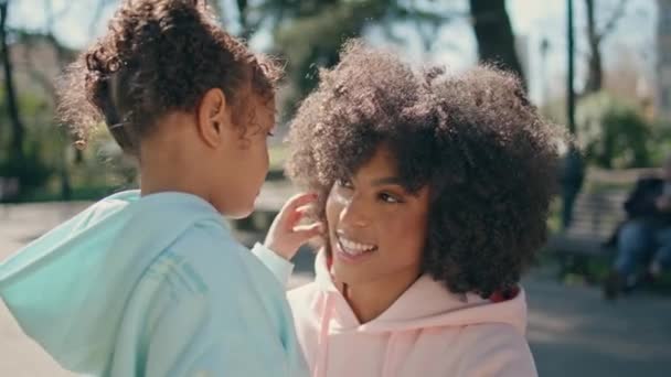 Afroamerikanerin Tochter Genießt Die Gemeinsame Zeit Sonnigen Park Aus Nächster — Stockvideo