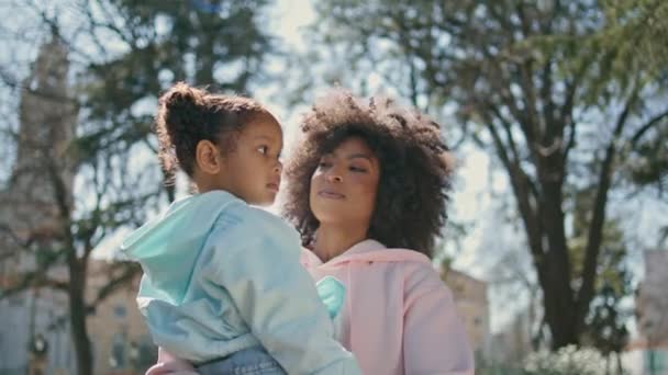 Afroamerykanska Mama Trzyma Corke Stojaca Pieknej Alejce Parku Wesoła Uśmiechnięta — Wideo stockowe