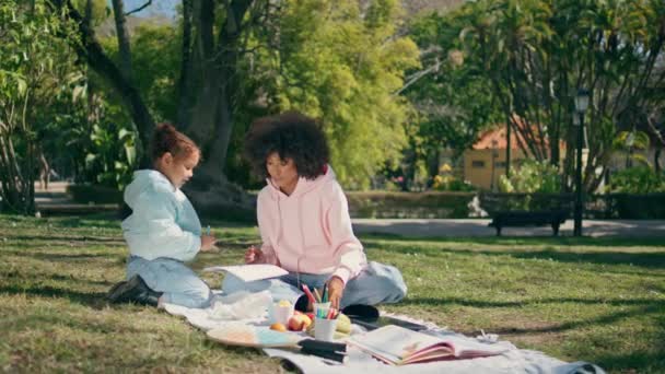 Familie Sitzt Auf Einer Picknickdecke Sonniger Grüner Natur Und Vergnügt — Stockvideo