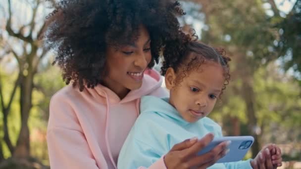 Мати Дочка Тримає Мобільний Телефон Дивлячись Мультфільм Разом Сонячну Природу — стокове відео