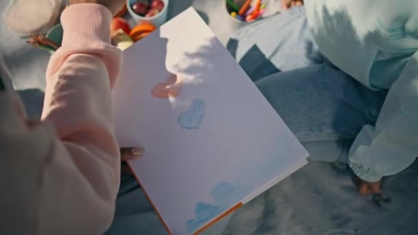Madre Manos Dibujando Álbum Sentado Picnic Verano Con Hija Cerca — Vídeos de Stock