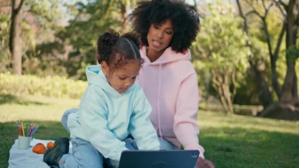 Afro Amerikan Ailesi Yeşil Parkta Tabletle Rahatlıyor Mutlu Rahat Bir — Stok video