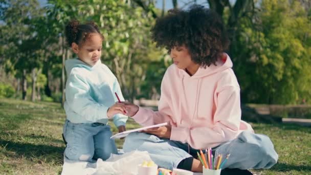 Madre Hija Relajándose Picnic Prado Soleado Juntos Cerca Mujer Afroamericana — Vídeo de stock