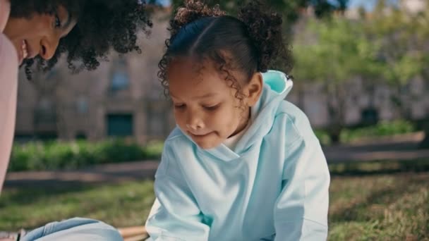 Gelukkig Kind Tekening Picknick Zonnige Dag Met Lachende Moeder Close — Stockvideo