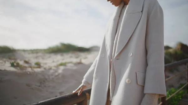 Plajda Parmaklıkları Okşayan Bir Kız Düşünceli Kız Iskelede Yürüyor Çözüm — Stok fotoğraf